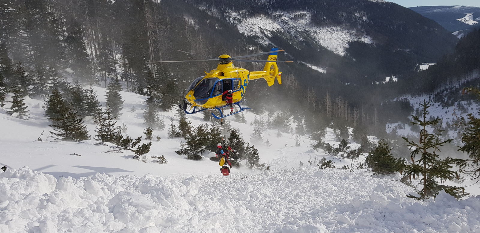  Přílet vrtulníku do Obřího dolu a vysazování lékařské posádky poblíž vyproštěného mladšího skialpinisty (15. 2. 2012 – 14.10)
