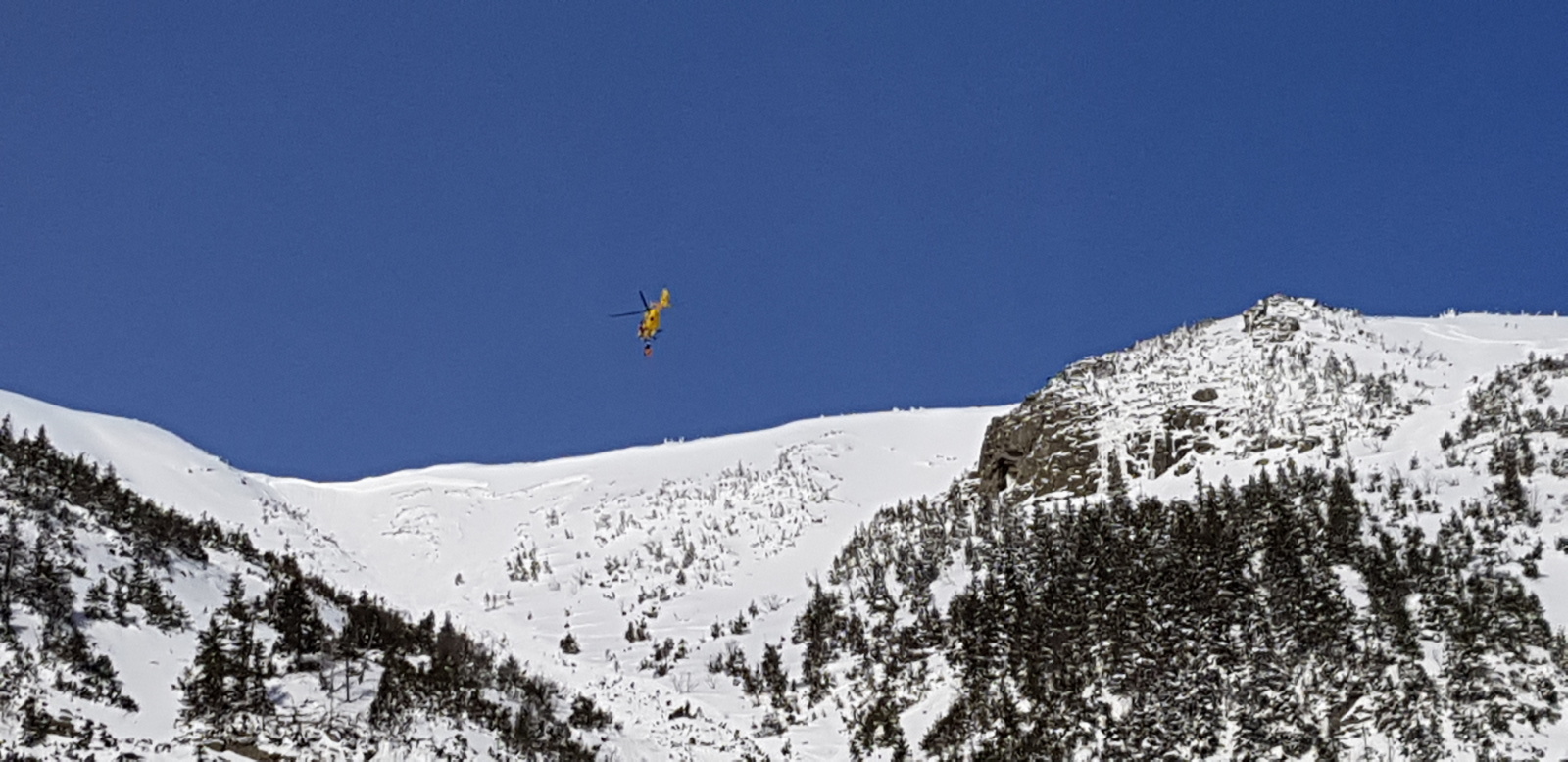  Přílet vrtulníku do střední části pro vyzvednutí staršího skialpinisty (15. 2. 2012 - 13.42)
